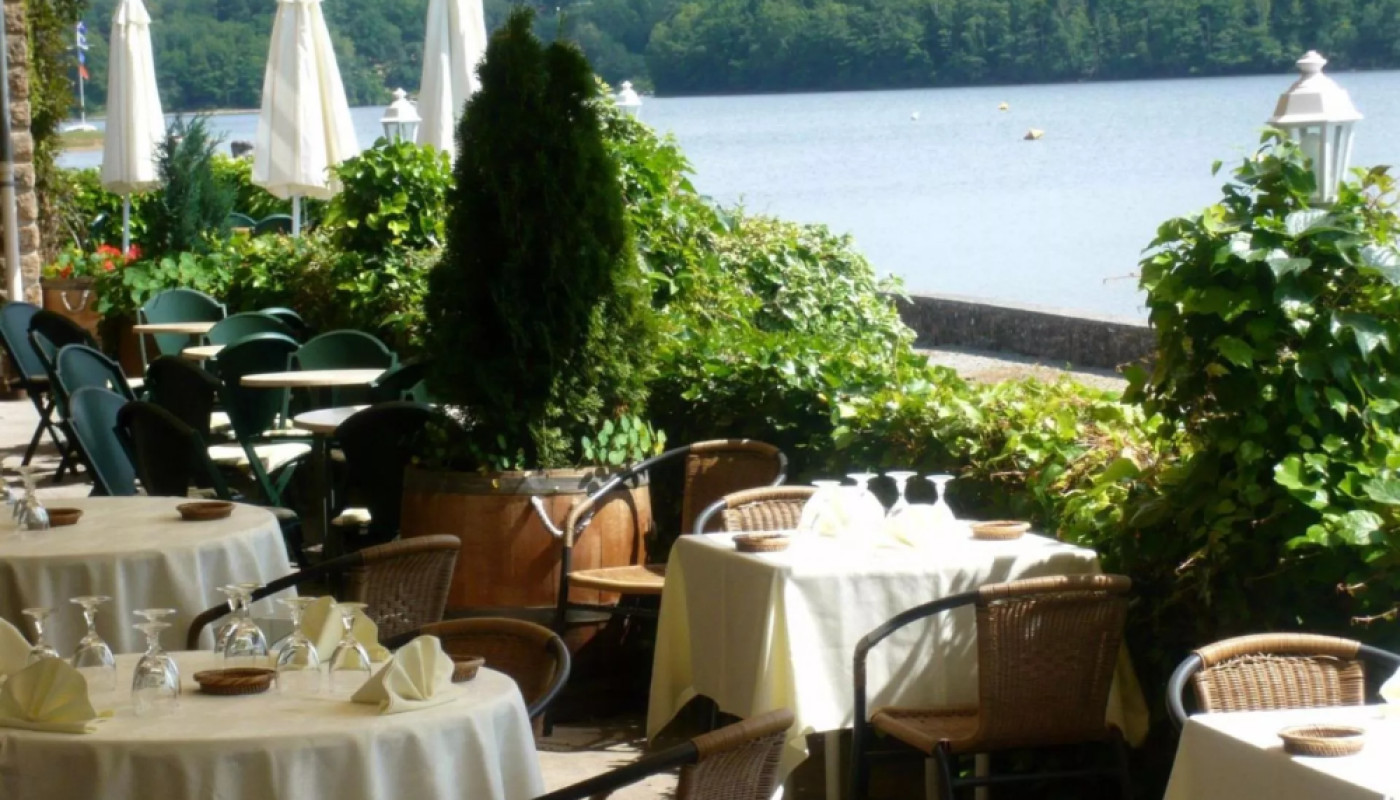 Toussaint 2025 : profitez des offres de l’Hôtel du Lac de Neuvic, classé Logis de France !